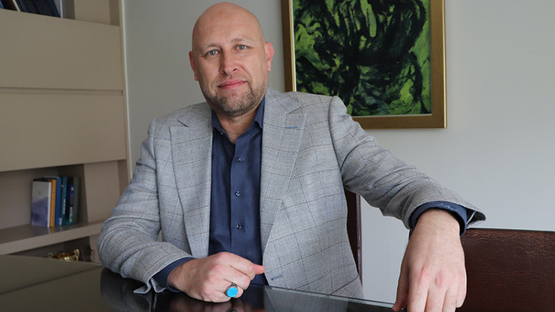 A Strong Transformation from Brokerage to Global Project Transportation