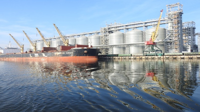 Russia Strikes Trapped Cargo Ship at Mykolaiv Port