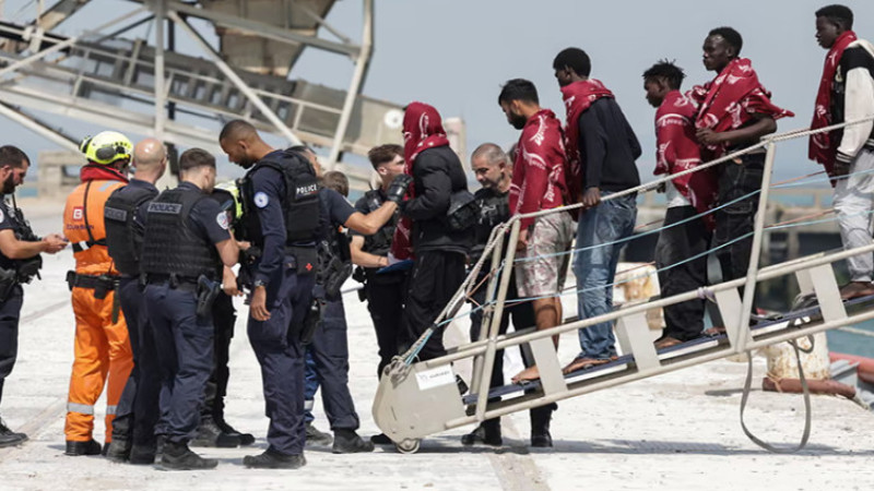 173 people rescued from boat with engine fire in the English Channel