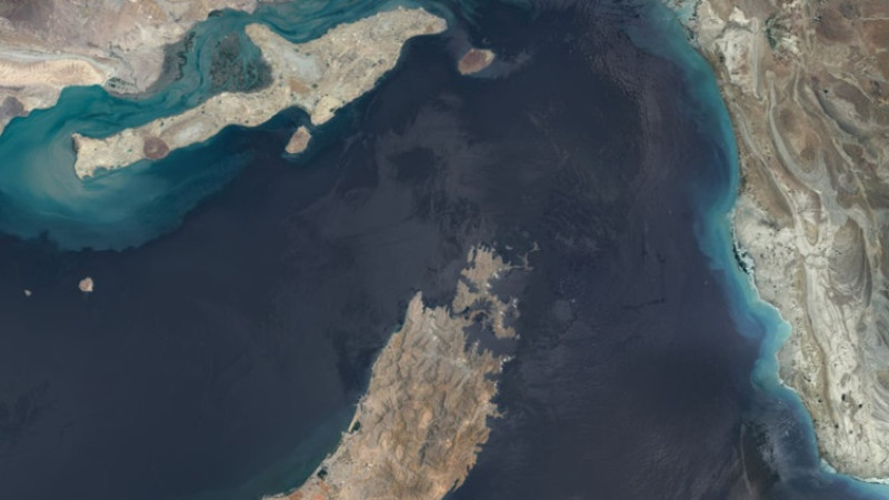 Iran Says Strait of Hormuz Will Reopen if US Withdraws