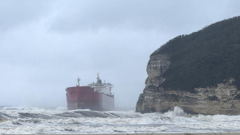 Storm Drives Ship Aground off Istanbul’s Çilingöz Beach